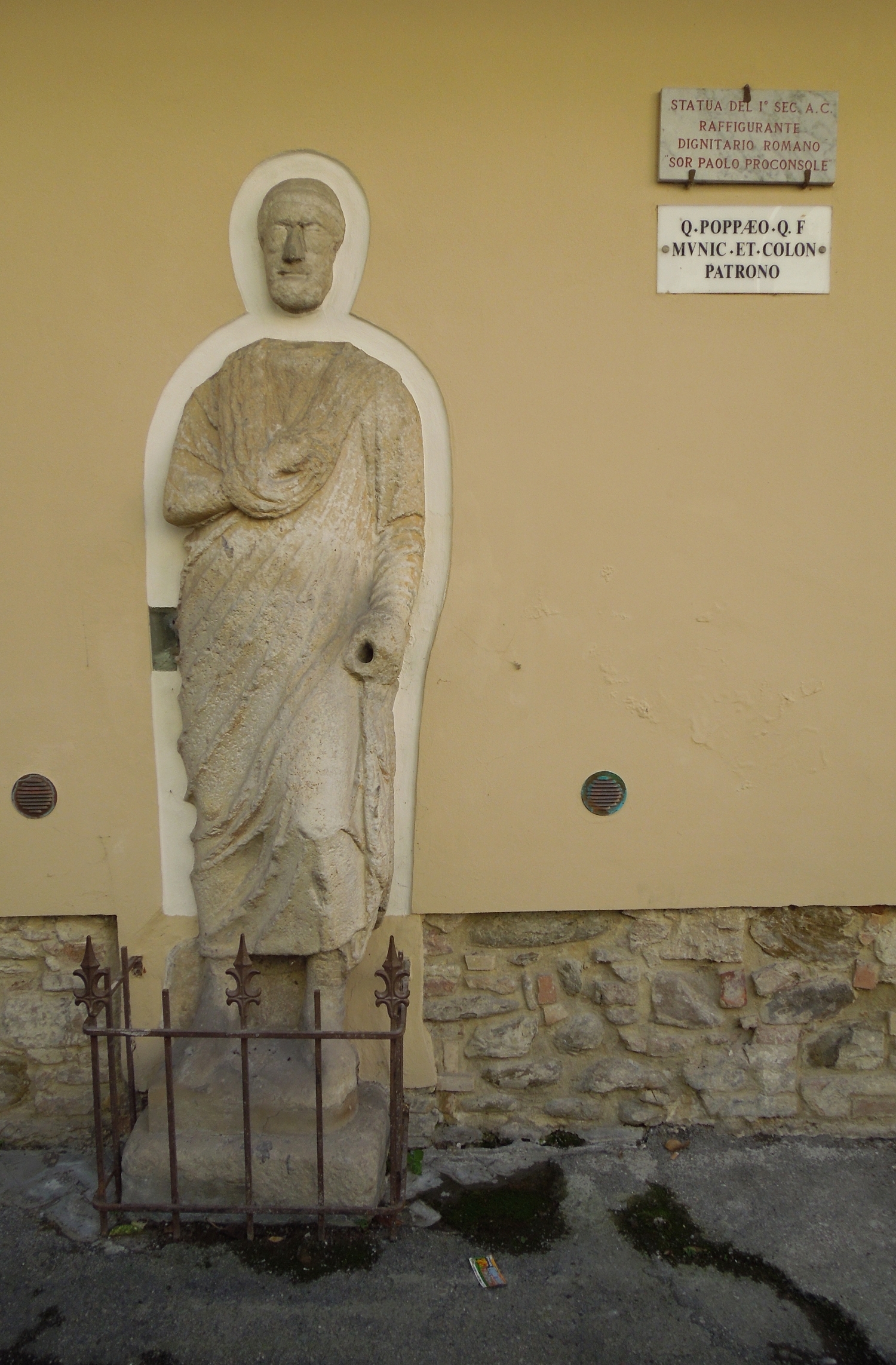 File:statua Di Sor Paolo Proconsole-Dignitario Romano-Teramo in 16 10 2015 In Romano